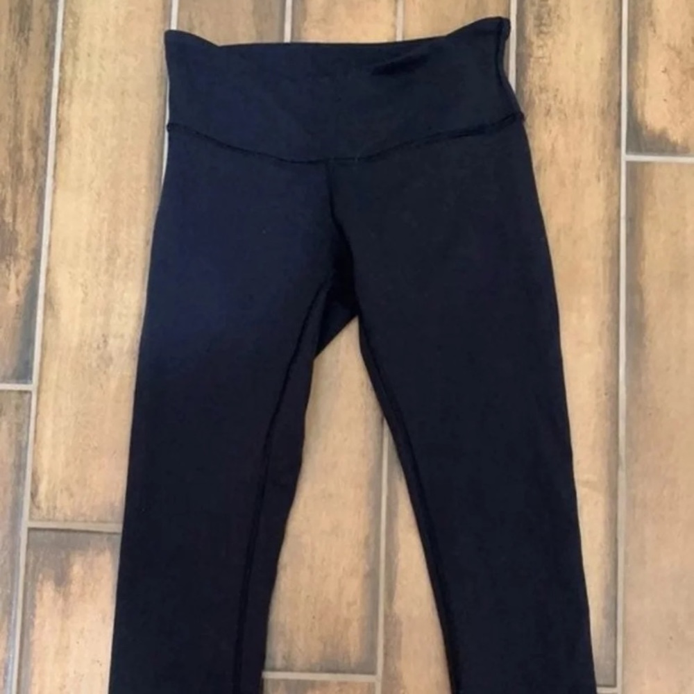 Lululemon black cropped yoga pants